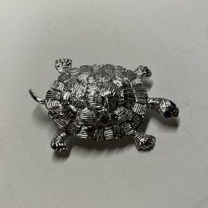 Small turtle pin